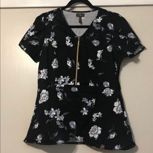 Jaanuu Tulip Scrub Top. Size Large.